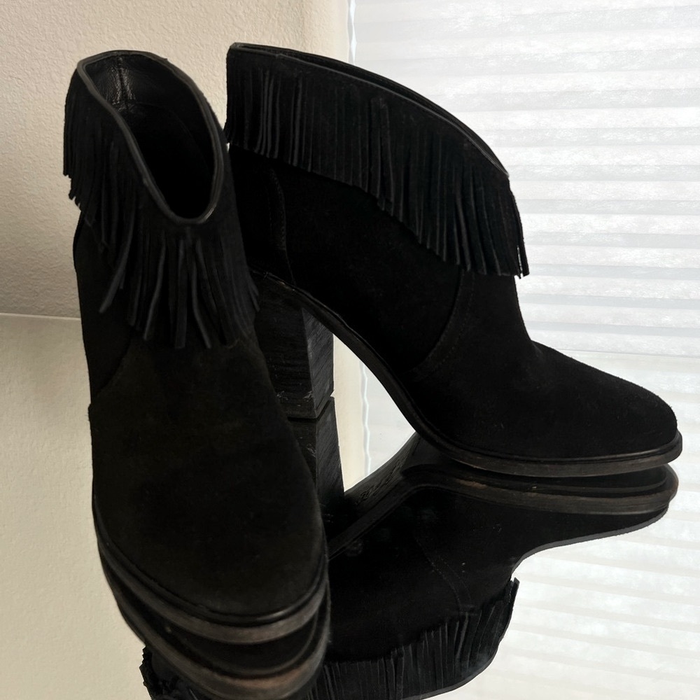 🚨SOLD🚨 JOIE Black Leather Suede Fringe Trim Western High Heel ankle Short Bootie - Picture 7 of 9